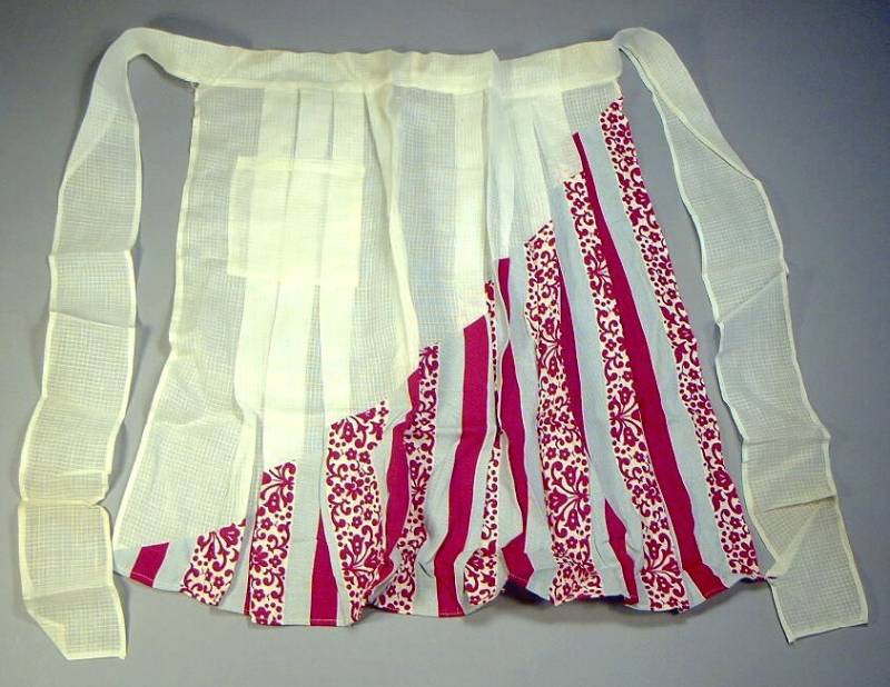 Bezaubernde Schürze Floral Plissee Handarbeit Mit Tasche Rote Blumen Und Streifen Baumwolle Mint von vintagevasso