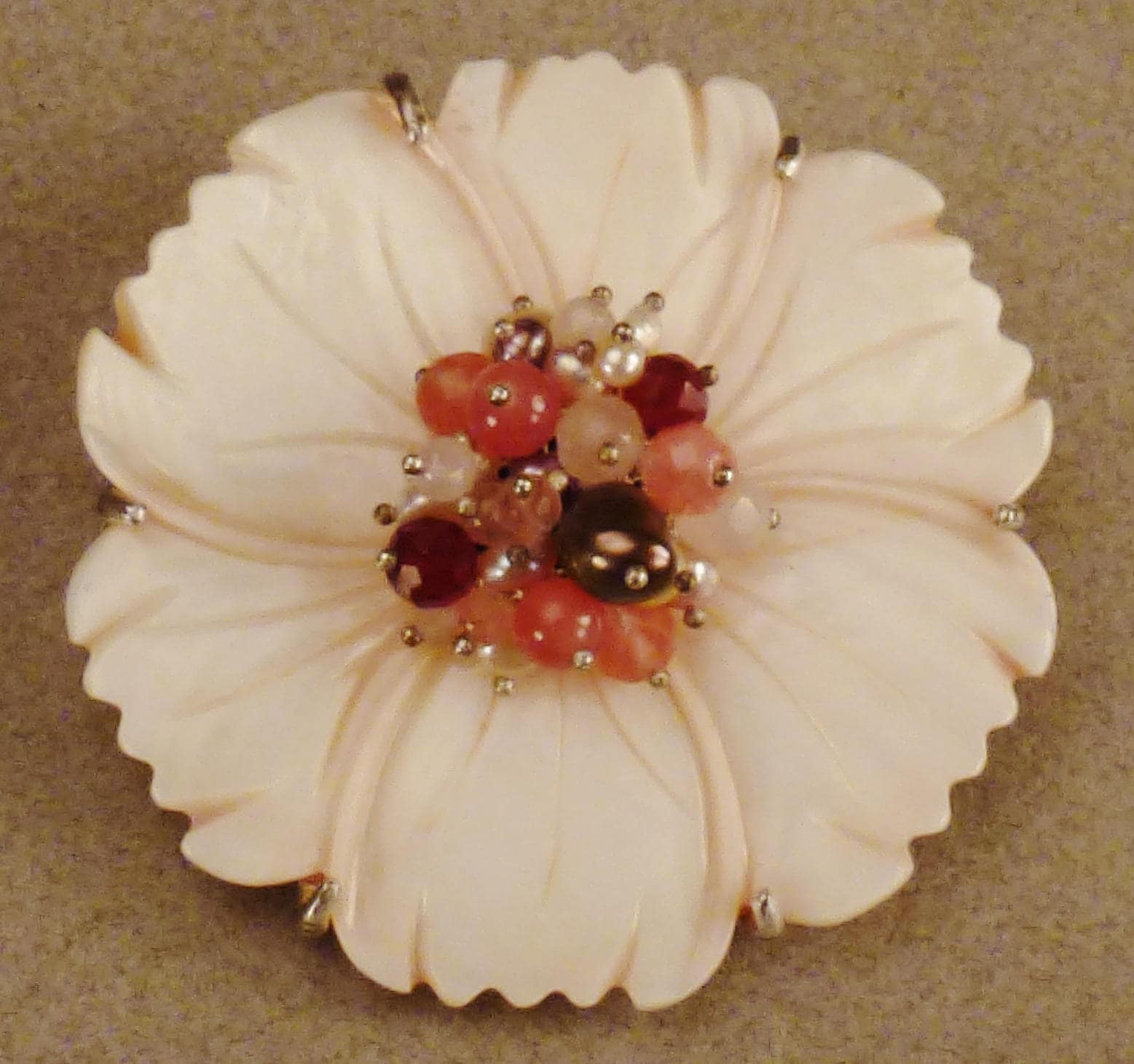 Blumen Brosche, 1960Er Jahre Mop, Achat Und Kunstperlen Mitte Große Größe Ca. 2 3/4 Durchmesser Inches von vintagevasso