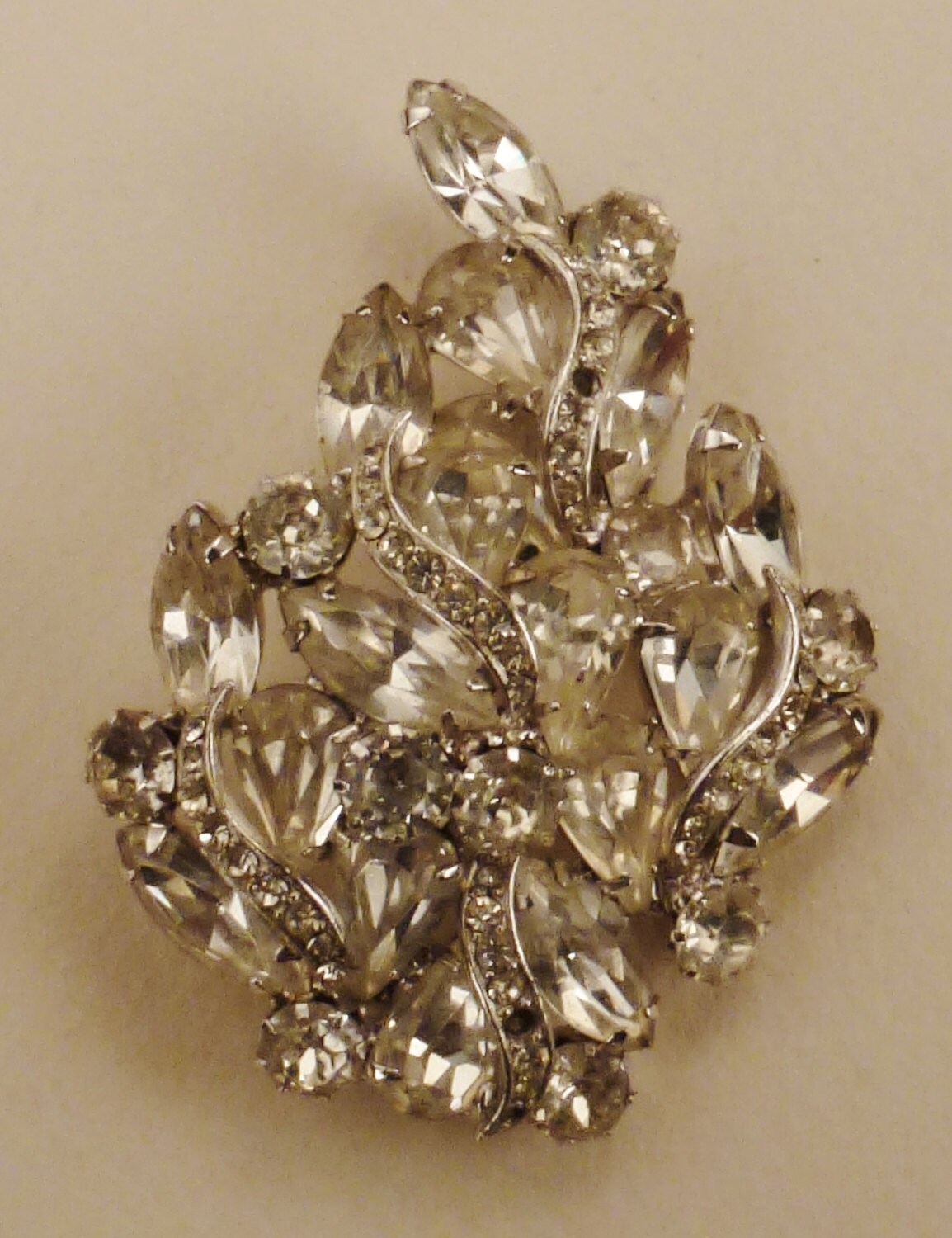 Brosche Kramer Diamante Strasssteine Pavee Diff Größen Signiert 2 5/8 X Inb Breit Hochzeitsschmuck Brosche Kramer Diamante Strasssteine Pavee Diff Größen Signiert 2 5/8 X Inb Breit Hochzeitsschmuck von vintagevasso