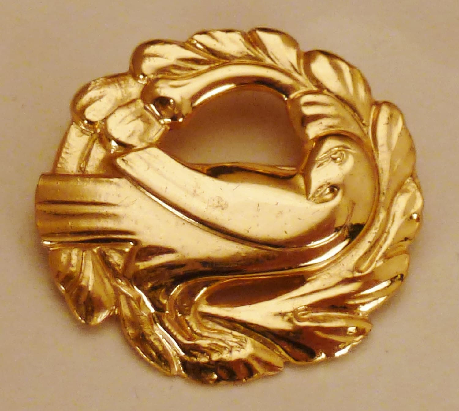 Coro Craft Sterling Dove Brosche Signiert Ca. 2 Diam. in Heavy Goldplating Bird von vintagevasso