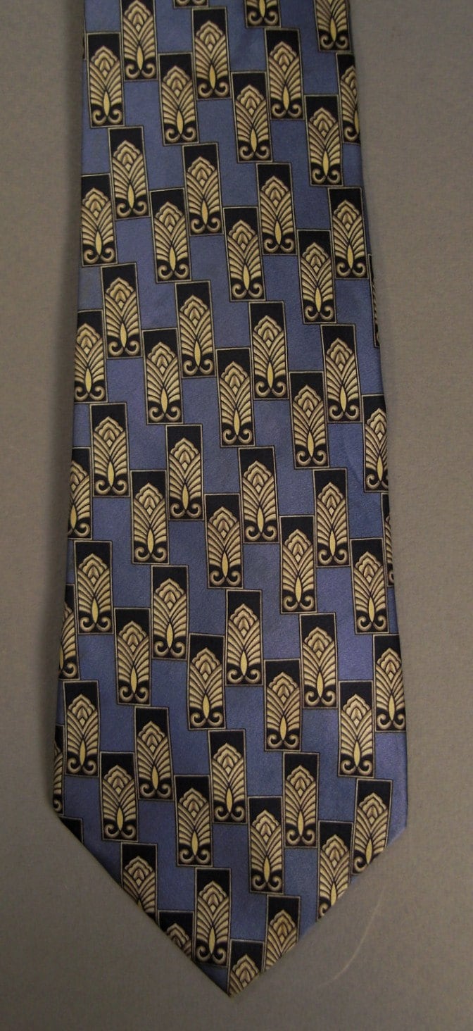 Designer Peter Thomas Halskrawatte Seidensatin Design Stilisiertes Lotus 1980Er Jahre Blau Silber Schwarz 60In von vintagevasso