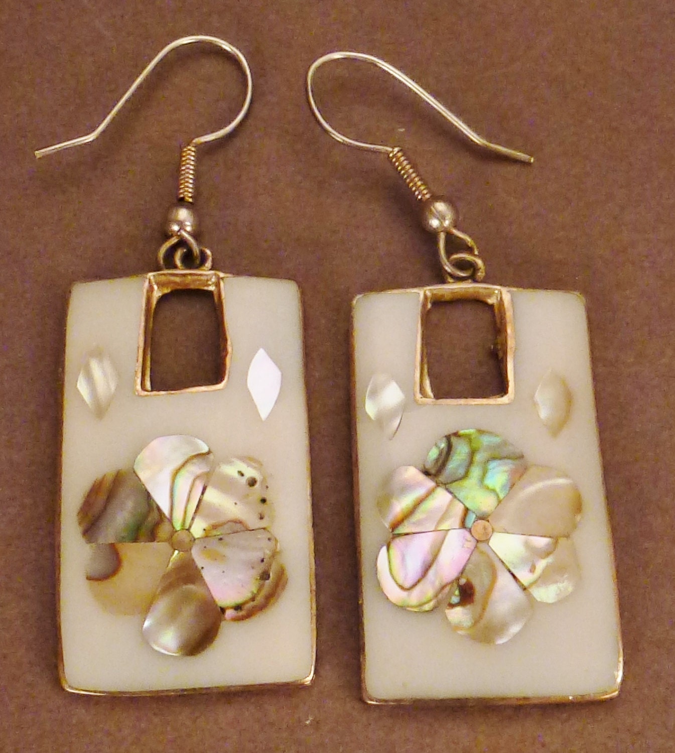 Emaille Ohrringe Mexi8Co Blume Perlmutt Silberfarben Dekorativ Vintage Ca. 1 X 3/4 von vintagevasso