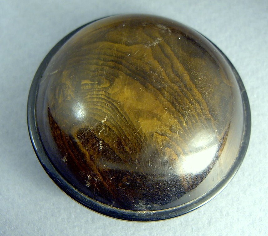 Großer Lucite Convex Button Holzmaserung Irrideszierende Gelb Und Schwarz 2 1/2 in Durchmesser von vintagevasso