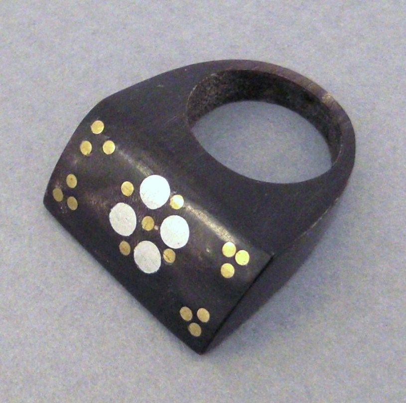 Handgefertigte Ring, Holz Oder Horn, Geschnitzte Und Eingelegte Messing Silber Stern-Design, Größe 19 cm Lang von vintagevasso