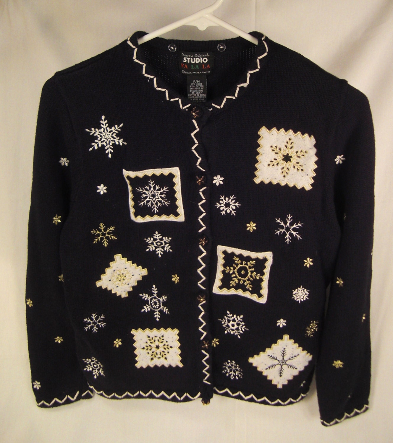 Handgefertigte Xmas Jacke Bestickte Schneeflocken Groß Und Klein.size Petite Weiß Gelb Auf Marineblau von vintagevasso