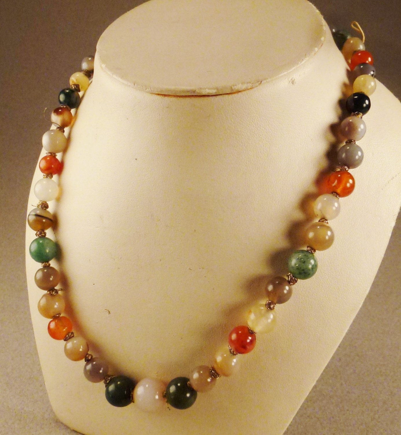 Jade Und Achat Vintage Semi Kostbare Perlen Handgeknüpft Metallic Faden Bunte Halskette 15 in Lang Handgefertigt von vintagevasso