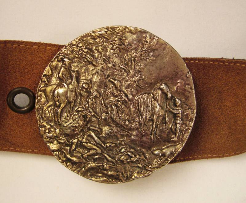 Messing Leder Gürtel, Cowboys Pferde Lagerfeuer, Südwestlichen Szene, Wildleder, Cast Silberfarbenes Metall 36 X 2 3/8 Zoll Breit von vintagevasso