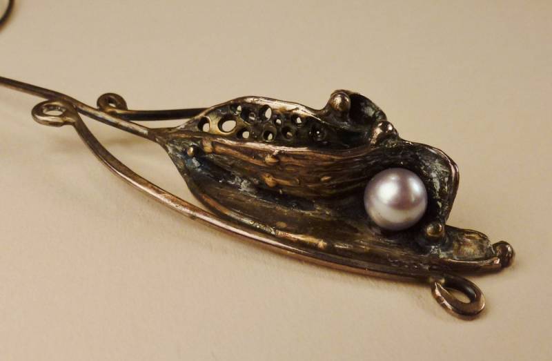 Moderne Anhänger Halskette Handarbeit Abstrakte Blätter Sterling Anhänger 4 in Lang Um 1 Inch Breit von vintagevasso