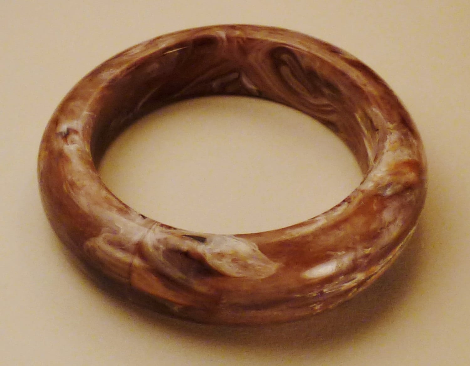 Moderne Armband Manschette Lucite Rund Geformt Braun Beige Marmorierte Manschette 1In Breit 3 1/2 in Diam von vintagevasso