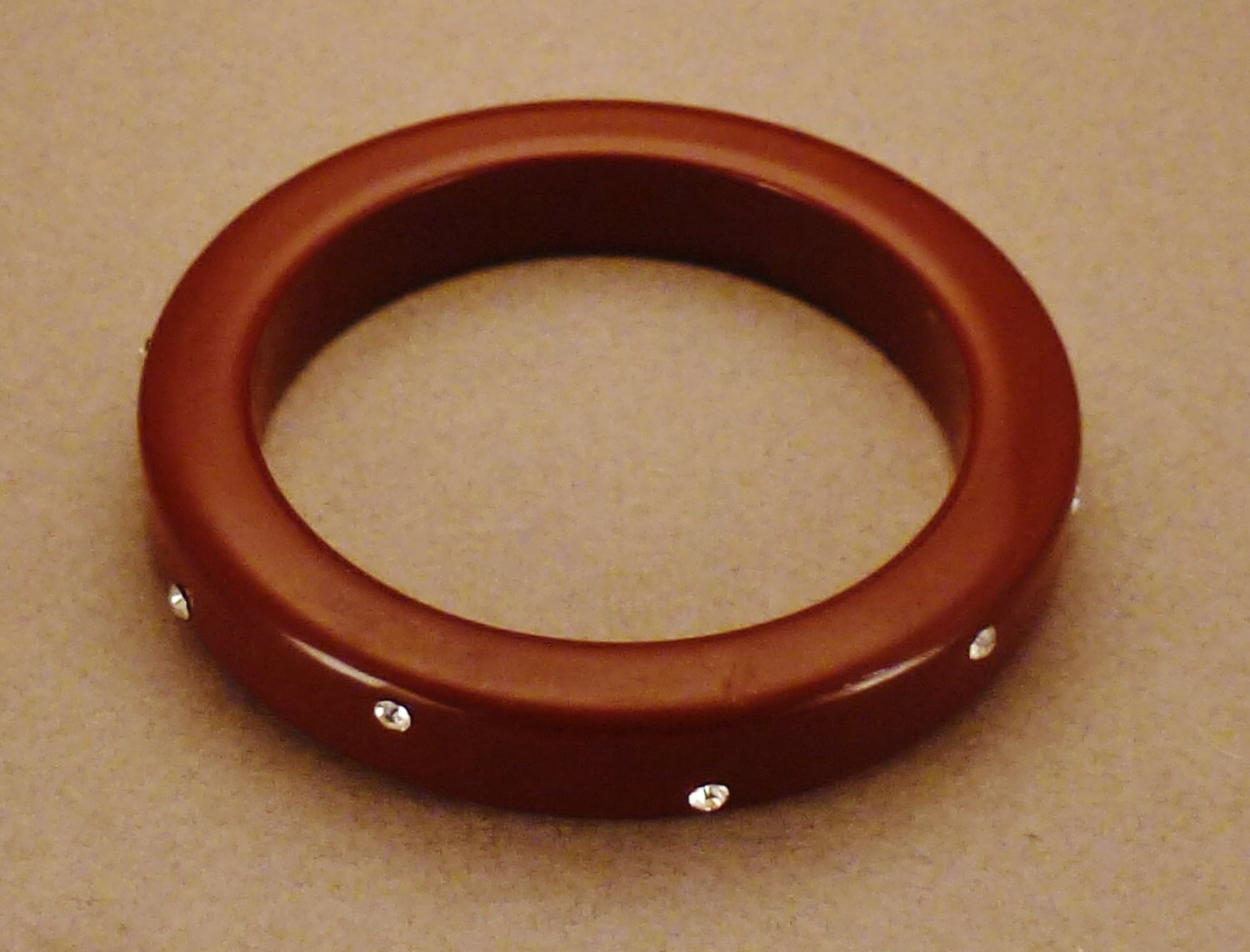 Moderne Bakelit Armband Manschette Strass Rund Rot Karamell Breit 3 1/2 in Diam von vintagevasso