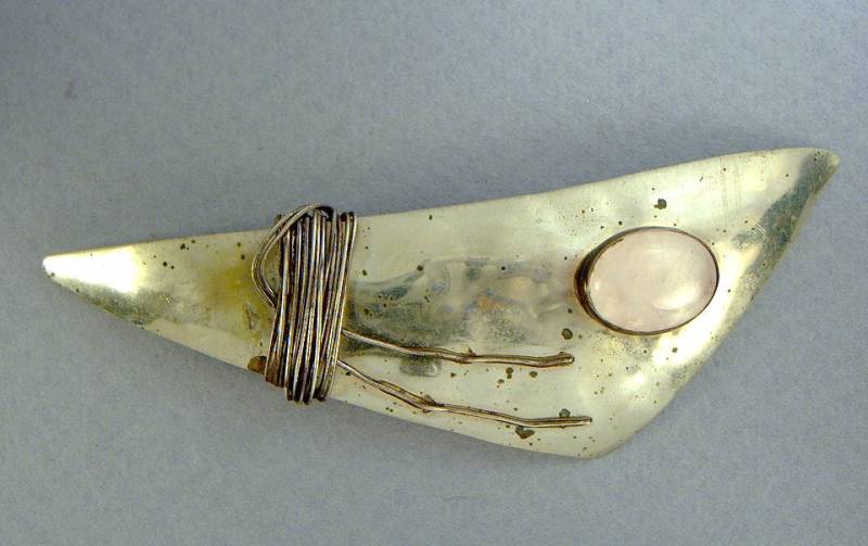 Moderne Sterling Brosche Rosenquarz Cabochon Handgefertigt Abstrakt Dreieckige Sterling Ca 4 in Long By 2 Inch Breit von vintagevasso