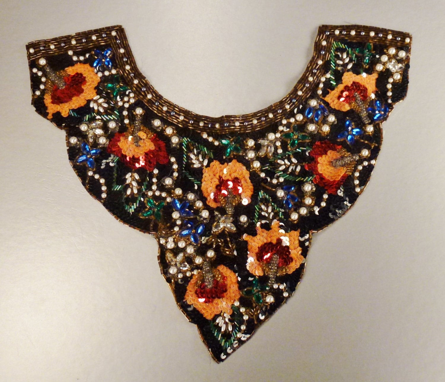 Perlenhalsband Bib Halskette Perlen Pailletten Strasssteine Hand Bestickt 11 X 12 in Textil von vintagevasso