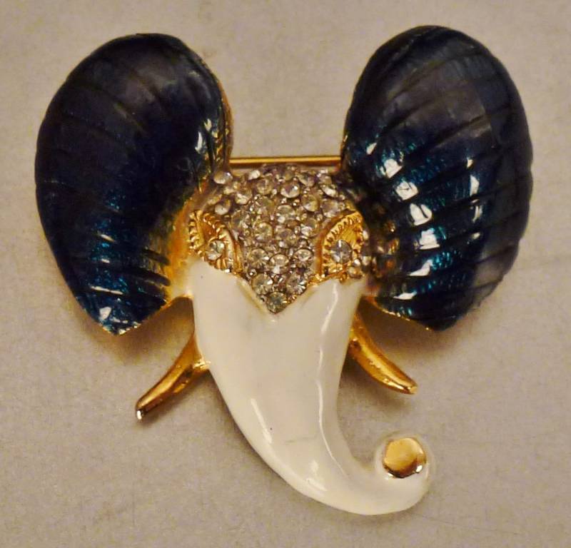 Pomerantz Elefantz Brosche Signiert Pomerantz Pavee Strass Emaille Ohrringe 1 3/8 By 1/4 von vintagevasso