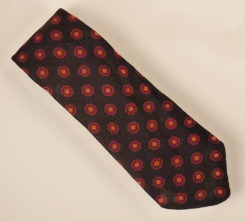 Rockabilly Necktie Skinny, Designera Rosenberg, Wolle Chalis 1960Er 55 in X 2 1/2 In, Rot Geblümt Auf Schwarz von vintagevasso