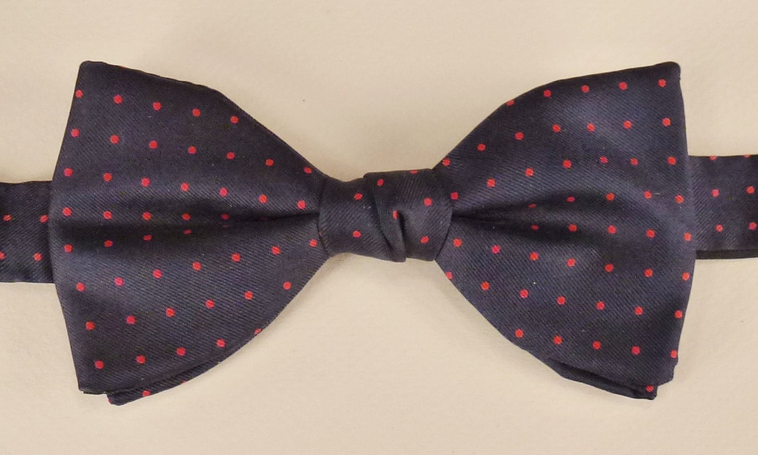 Rockabilly Neckwear Fliege Seidenköper Hellblau Auf Blau Crcles Designer Verstellbar 17 in Lang X 2 1/2 W von vintagevasso