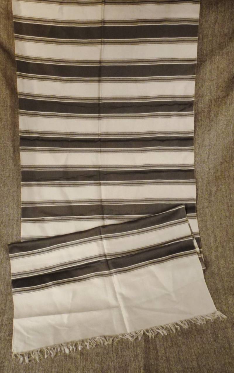 Rohe Seide Scarf 1950Er Jahre Schwarz Und Weiß Farbe Lines Plaid 70 X 19 Hand Fransen Thailand Siam von vintagevasso