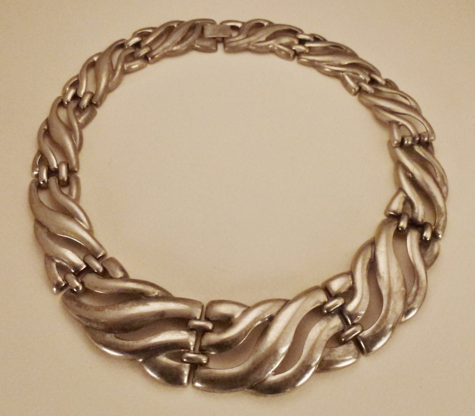 Schmuck Kette Silberfarbene Glieder Wellen Metall 7 in Durchmesser 1 1/2 Breit von vintagevasso