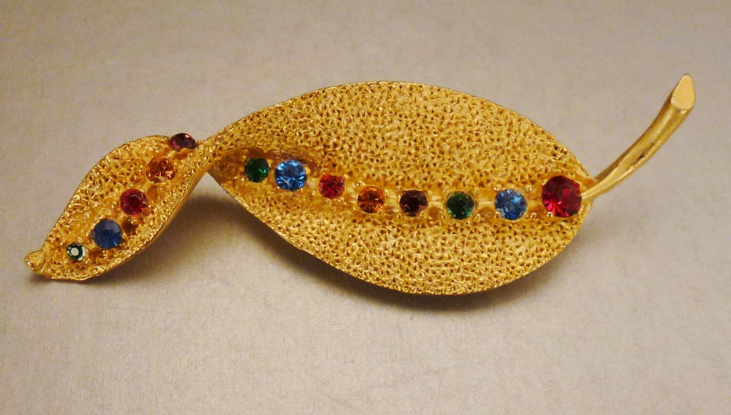 Schmuck Vintage Brosche Cast Leaf Bunte Strasssteine Goldfarben Alle 3 X 1 Strukturiert von vintagevasso