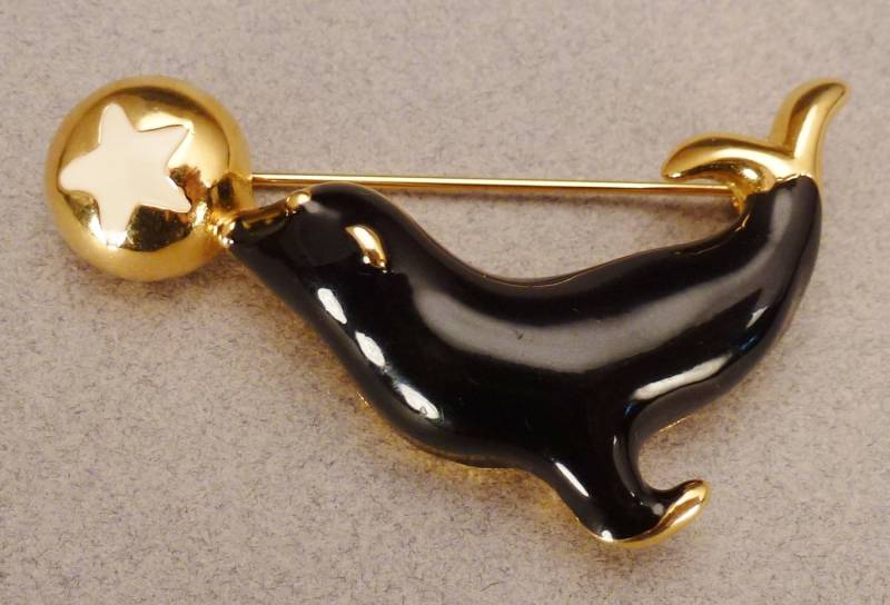 Schmuck Vintage Robben Brosche Goldton Schwarz Weiß Emaille Kugel Ca. 3 X 2 Zoll von vintagevasso