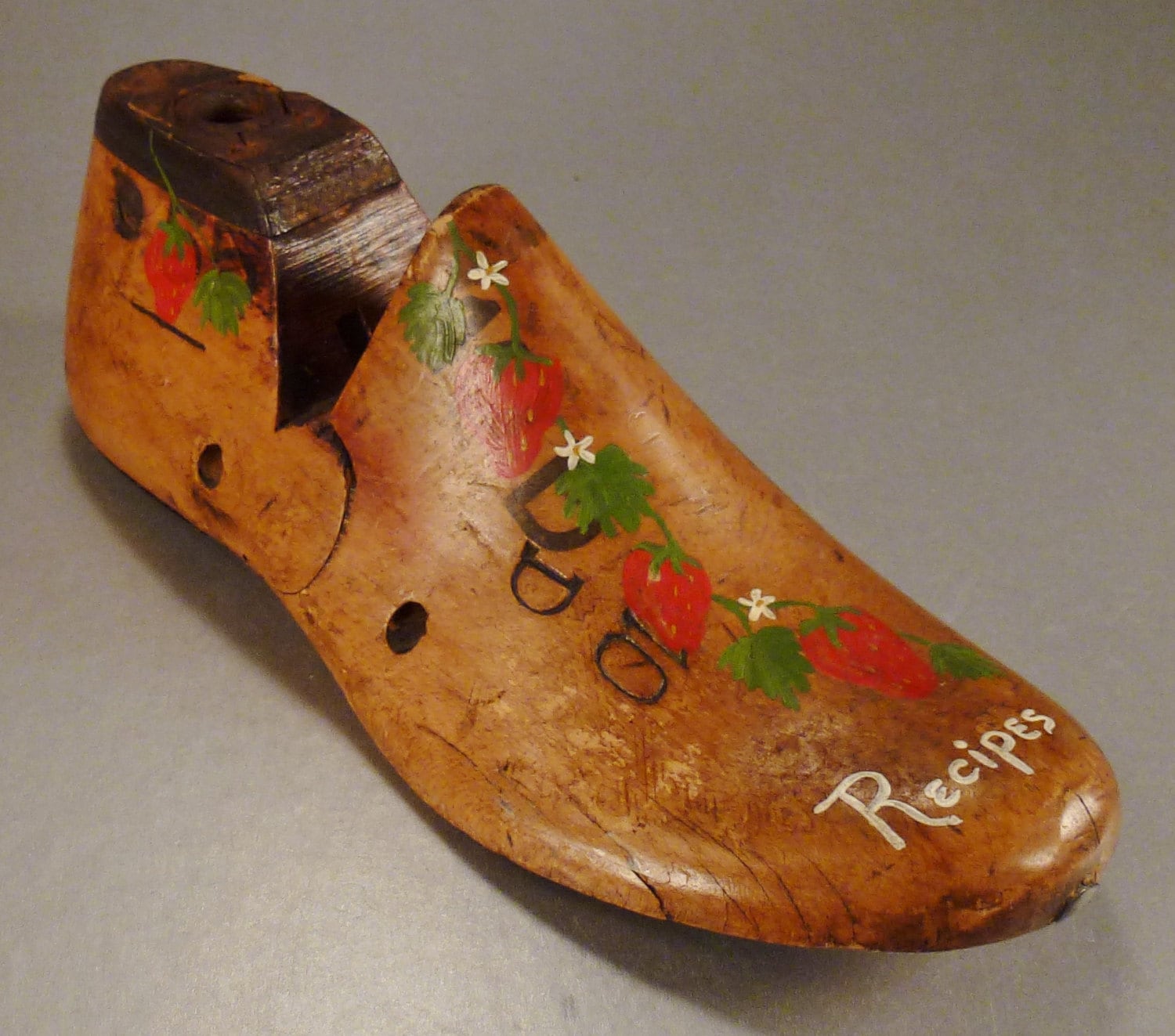 Schuster Schuh Letzte Hölzerne Kind Malte Erdbeeren Metallteile Ca. 7 1/4 Lang 2 3/4 Große 1/2 Hoch von vintagevasso