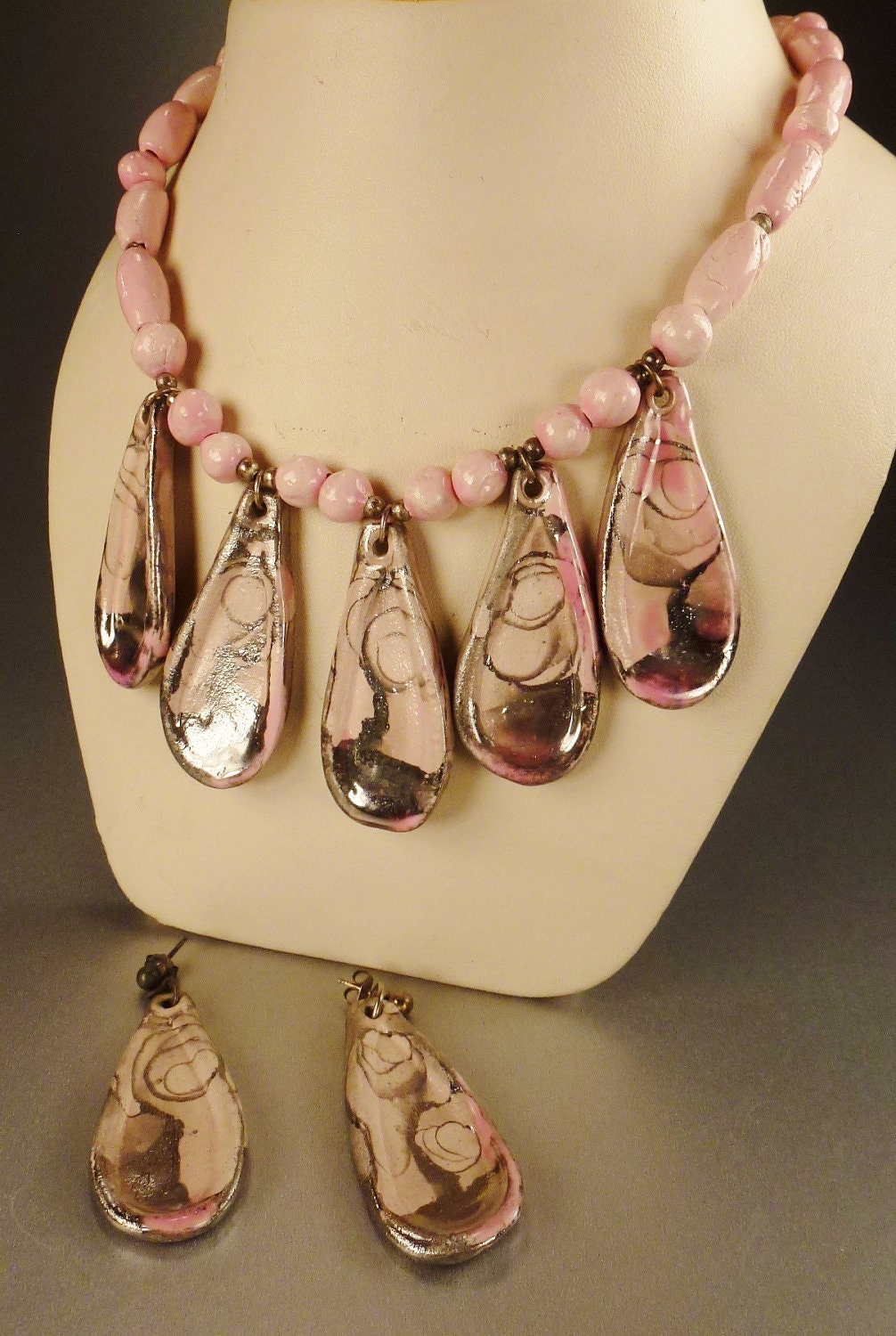 Set Handgefertigte Halskette Ohrringe Porzellan Anhänger Perlen Sculpturesque Pink Grau Irridescent 21 in Long von vintagevasso