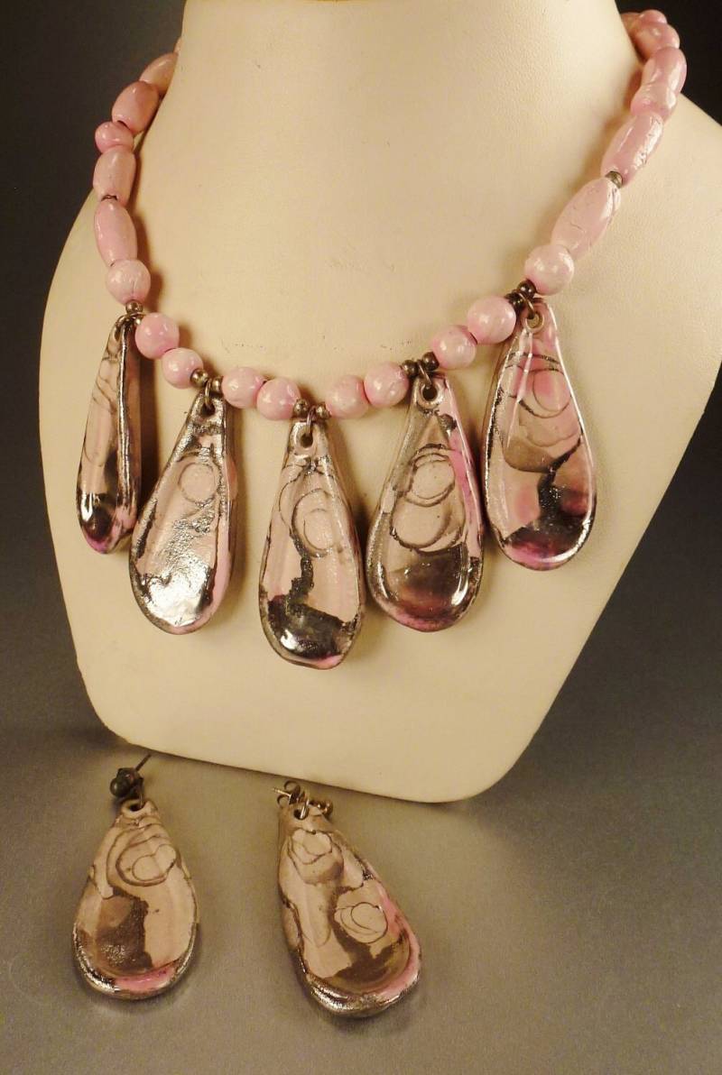 Set Handgefertigte Halskette Ohrringe Porzellan Anhänger Perlen Sculpturesque Pink Grau Irridescent 21 in Long von vintagevasso