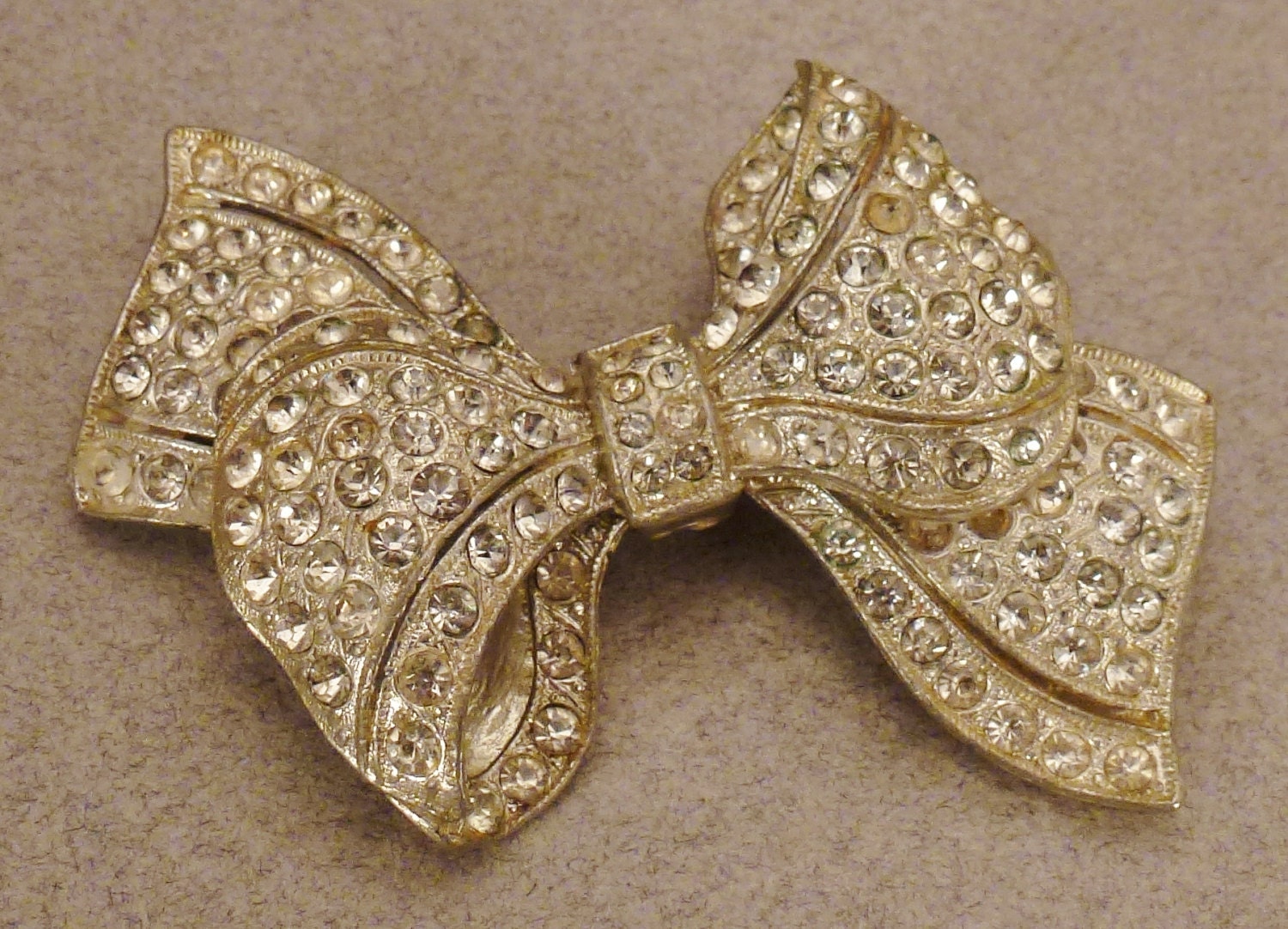 Strass Brosche Schleife Versilberter Zinn 1930Er Pavee Strasssteine Klar Signiert Ca. 3 X 1 Toller Zustand von vintagevasso