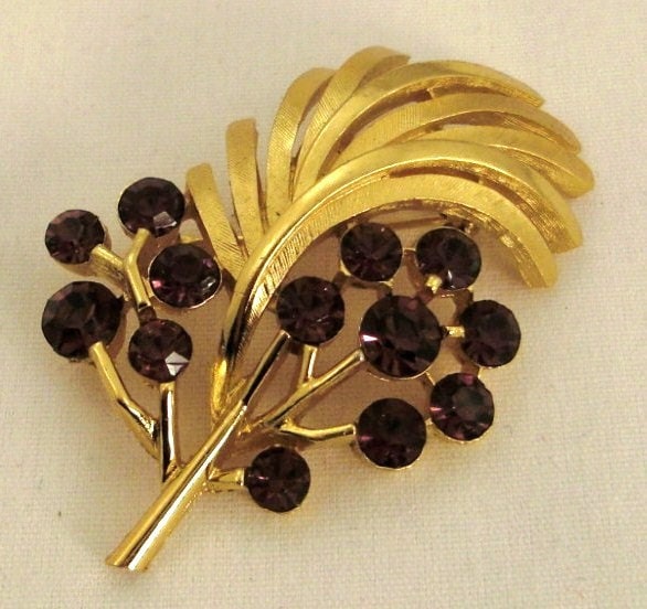 Trifari Pin Vintage Brosche Lila Strass Goldfarben Signiert Blumen Blätter von vintagevasso