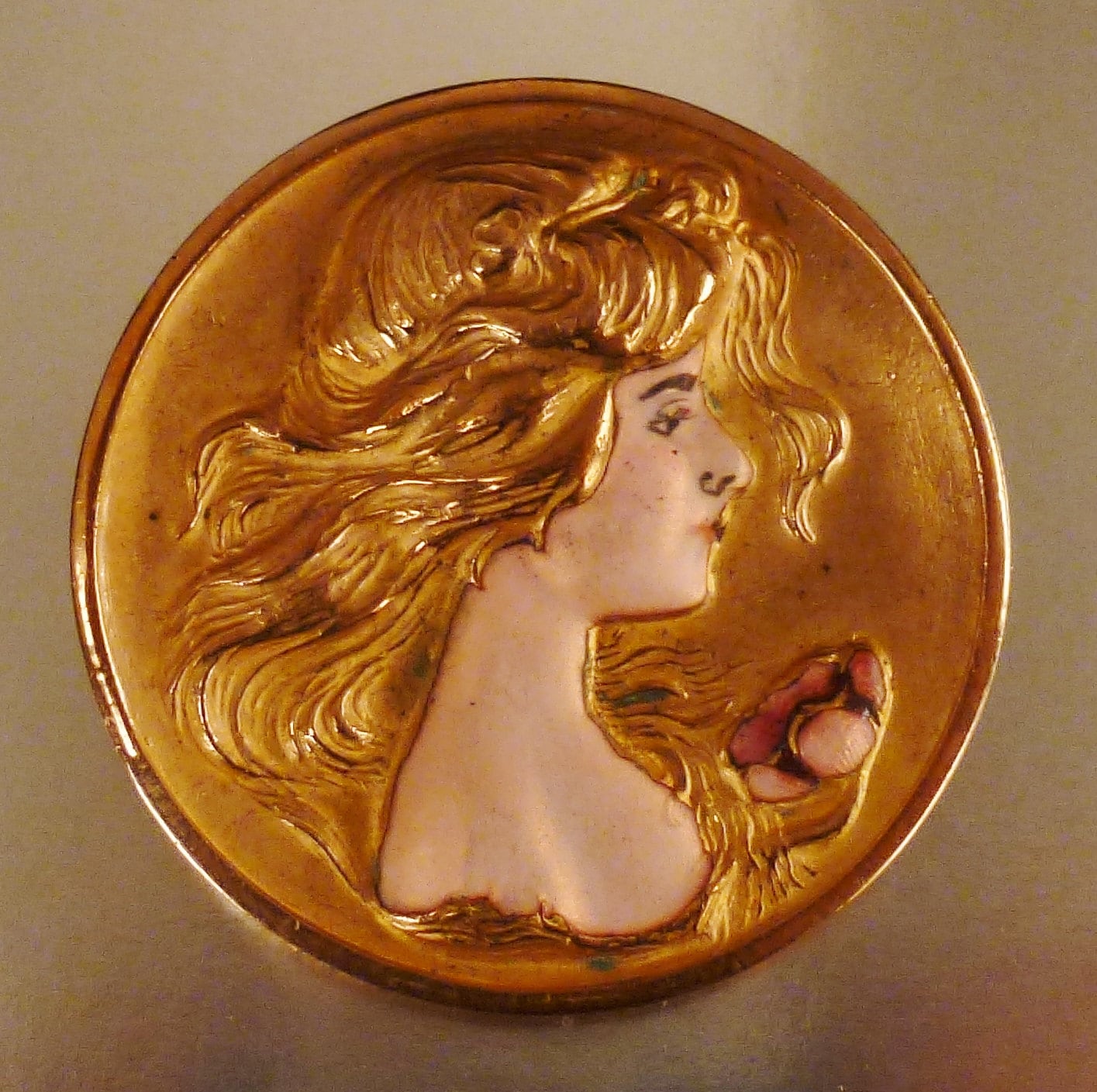 Victorian Enamel Portrait Frauen Torso Gold Ton Handgefertigt 1 3/4 Im Durchmesser Victorian Enamel Portrait Frauen Torso Gold Ton Handgefertigt 1 3/4 Im Durchmesser von vintagevasso