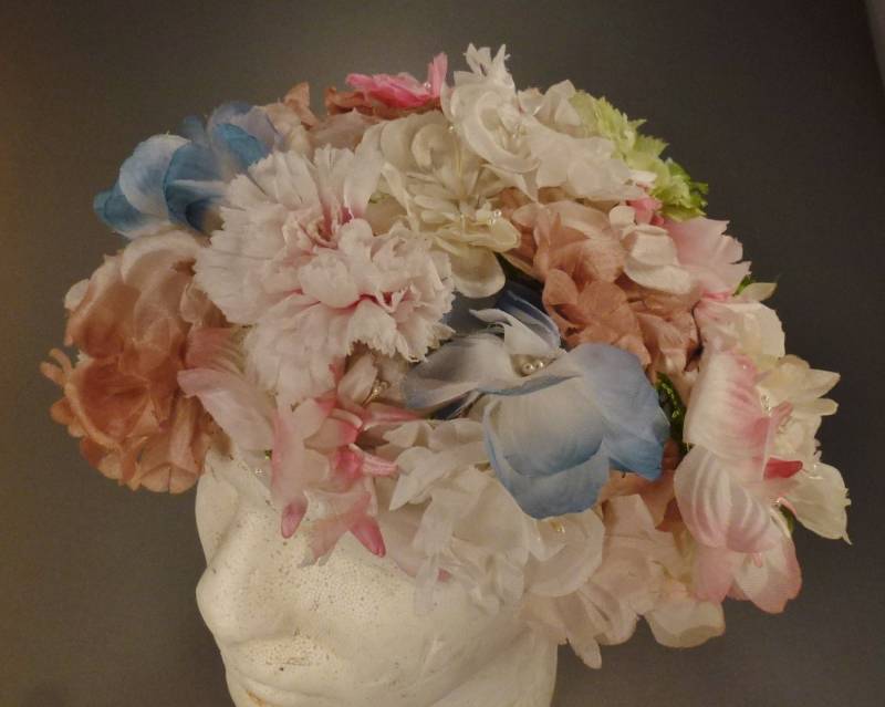 Vintage Blumenhut Mod Turban Stil Millinery Multi Floral Bunt Seide Ca. 11 in Durchmesser 5 Tall von vintagevasso