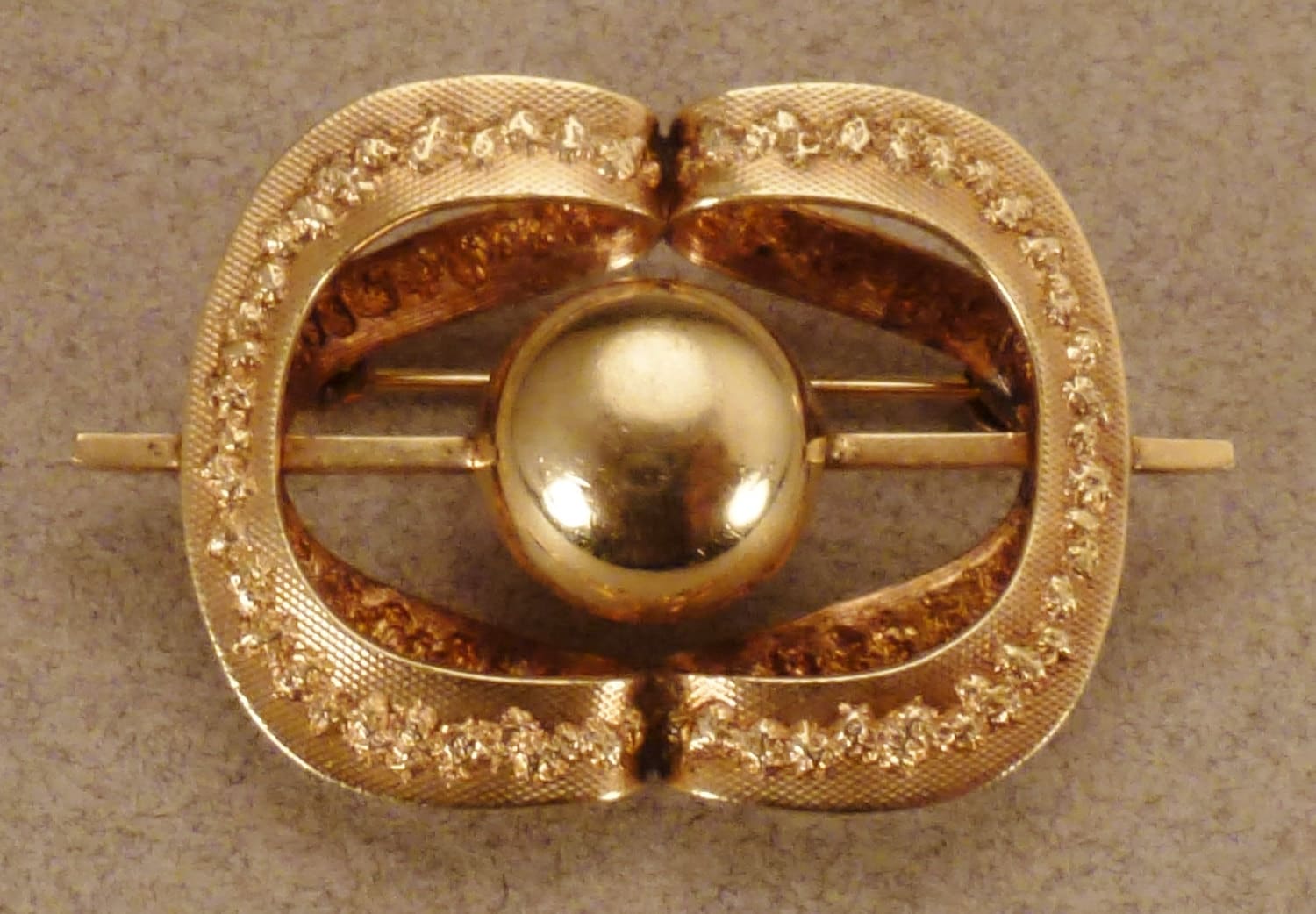 Vintage Brosche Amerikaner Signiert Goldfarbene Bänder Und Kugel Ca 1 3/4 By 1/8 In von vintagevasso