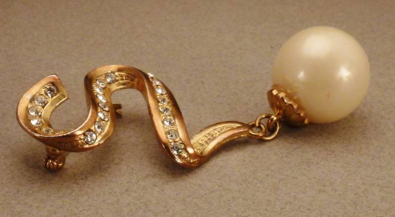 Vintage Brosche Faux Pearl Drop Hängeapp 3 3/8 Zoll Strasssteine Goldfarben von vintagevasso