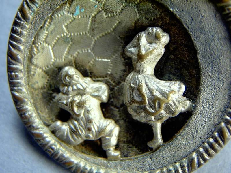 Vintage Button Columbine Und Pierrot Metall Silberfarbene Skulpturen Guss Zinn Groß 1 1/2 Durchmesser von vintagevasso