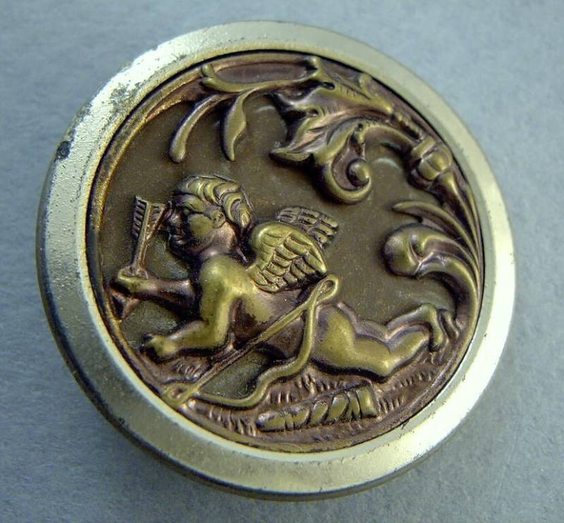 Vintage Button Cupid Valentine Metall Goldfarben Messing Geprägt Groß 1 1/2 Durchmesser von vintagevasso