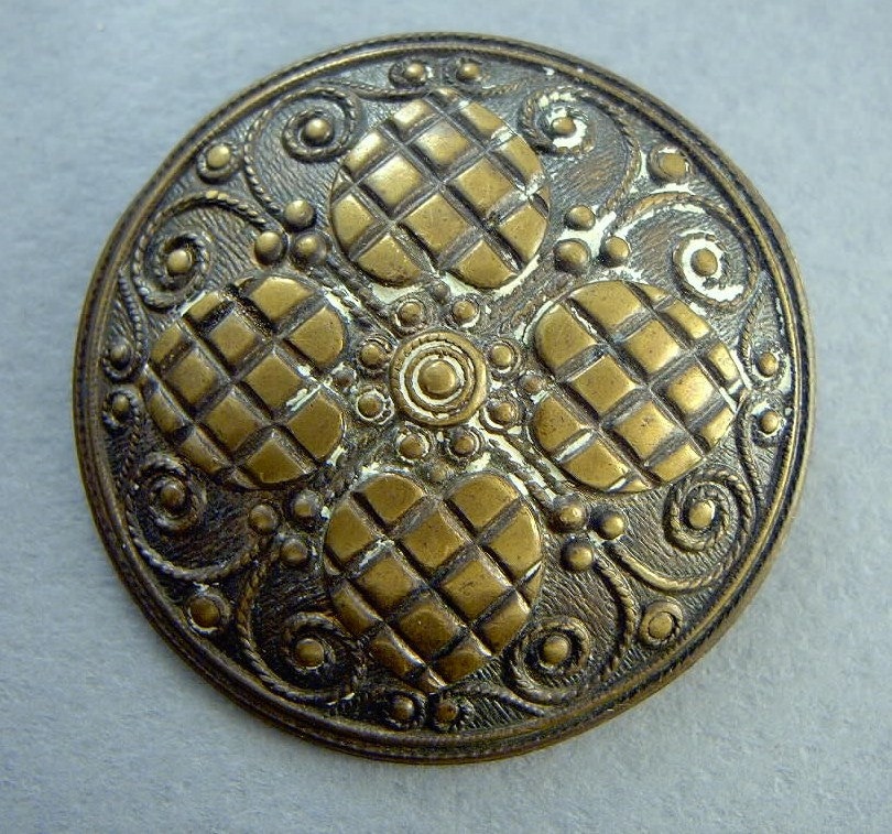 Vintage Button Hearts Coatrofoil Valentines Metall Goldfarben Messing Geprägt Groß 1 3/4 Durchmesser von vintagevasso