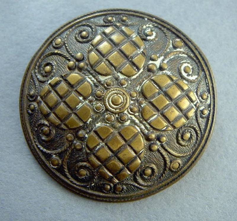 Vintage Button Hearts Coatrofoil Valentines Metall Goldfarben Messing Geprägt Groß 1 3/4 Durchmesser von vintagevasso