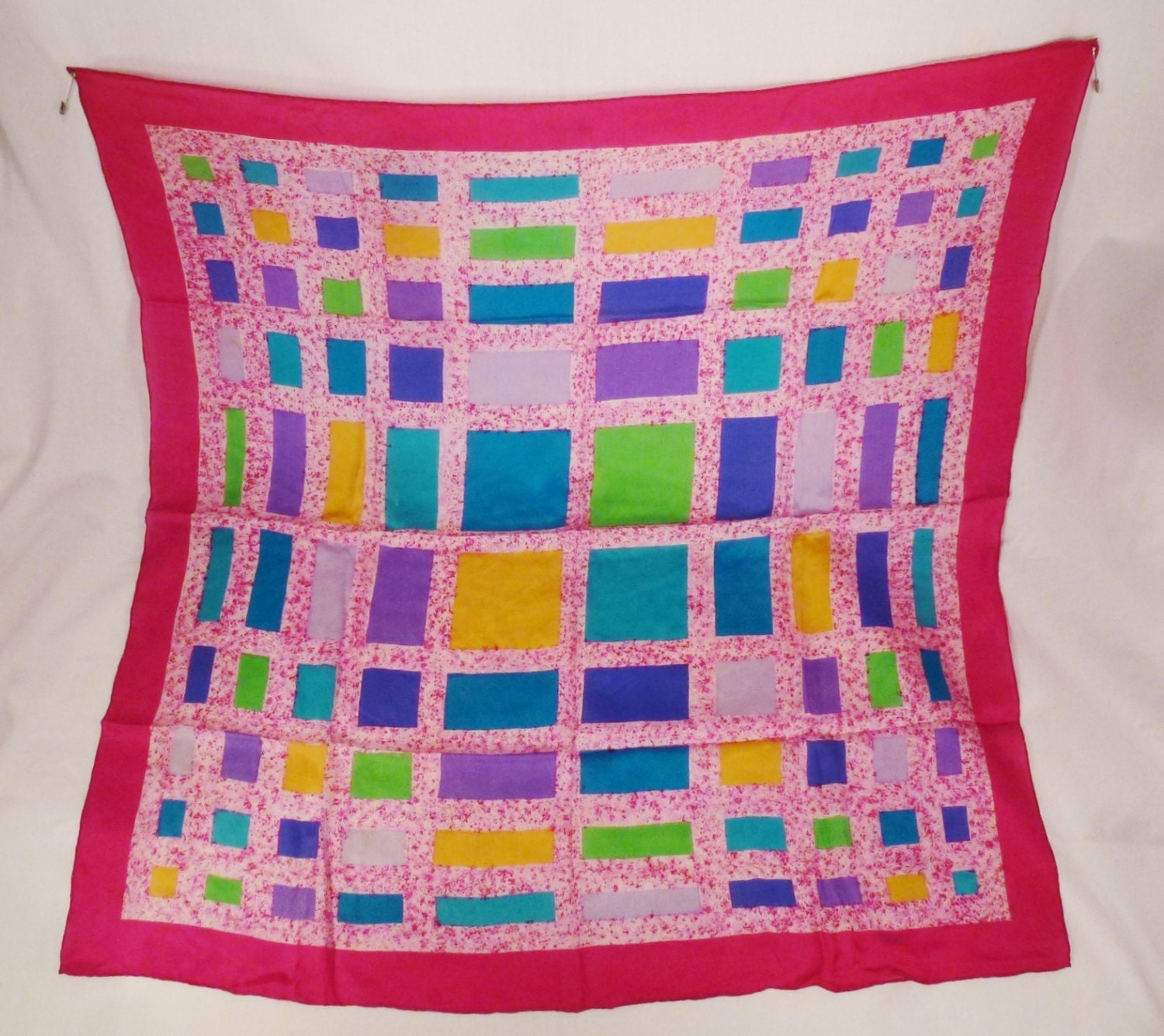 Vintage Designer Modernes Design 1970Er Seide Rosa Hintergrund Multi-Color-Farb-Rechteck 31 X30Inches Großen Zustand von vintagevasso
