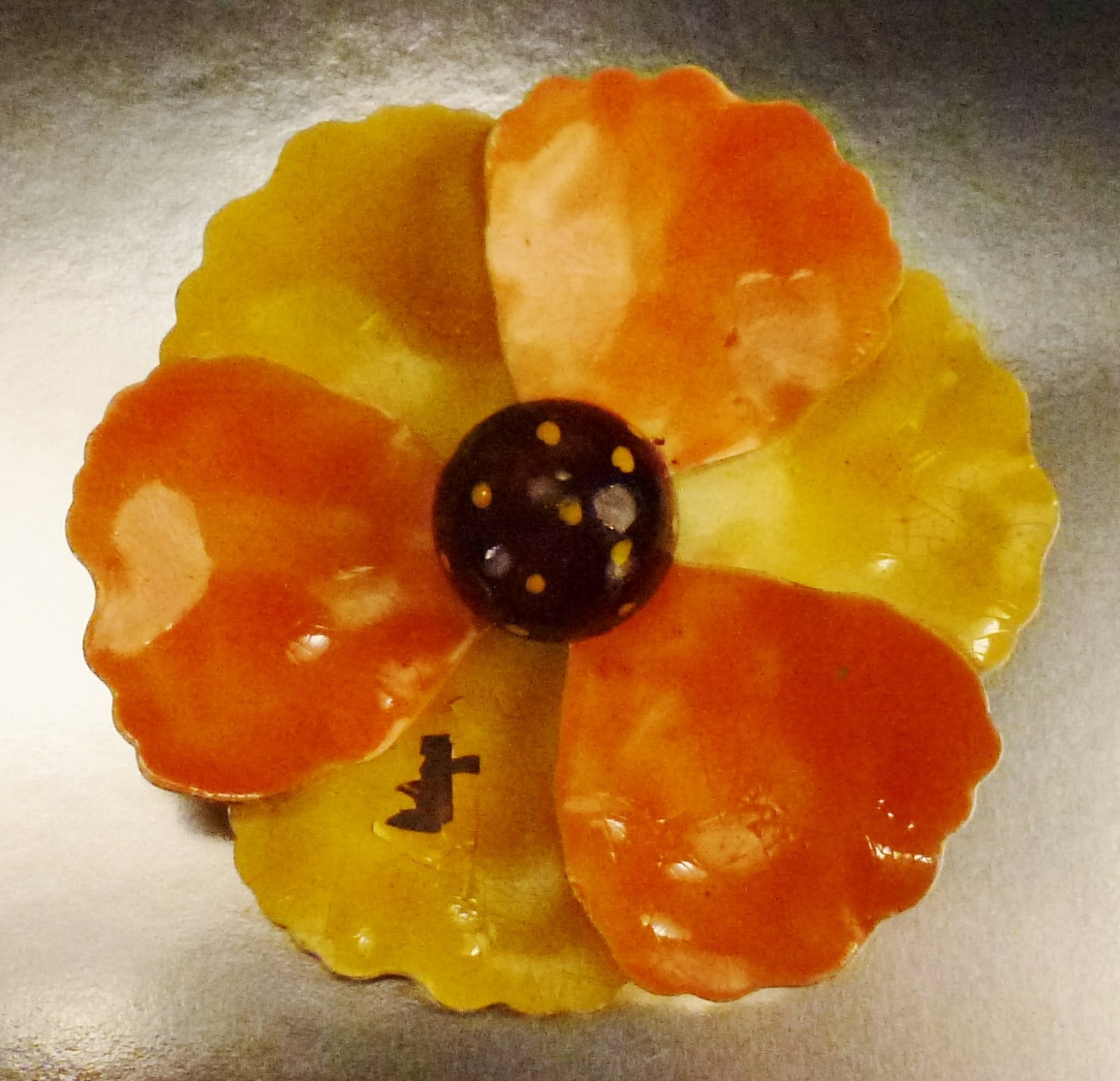 Vintage Emaille Daisy Brosche Floral Orange Gelb Breown Blütenblätter 2 1/2 in Durchmesser von vintagevasso