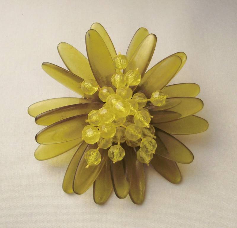 Vintage Große Daisy Lucite Gelbe Skulptur Brosche 3 in Diam Vintage Große Daisy Lucite Gelbe Skulptur Brosche 3 in Diam von vintagevasso