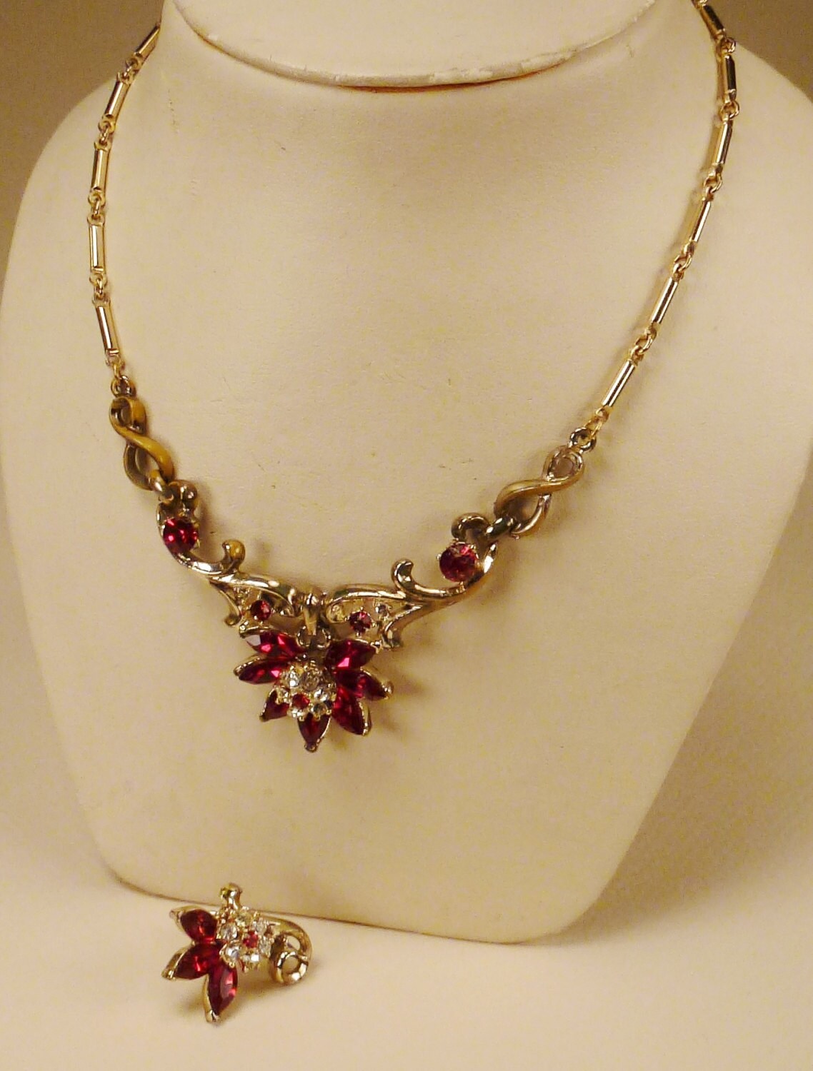Vintage Halskette Goldfarbene Rede Navettes Strasssteine 14 in Lang 2 Breite 1 Ohrringe von vintagevasso