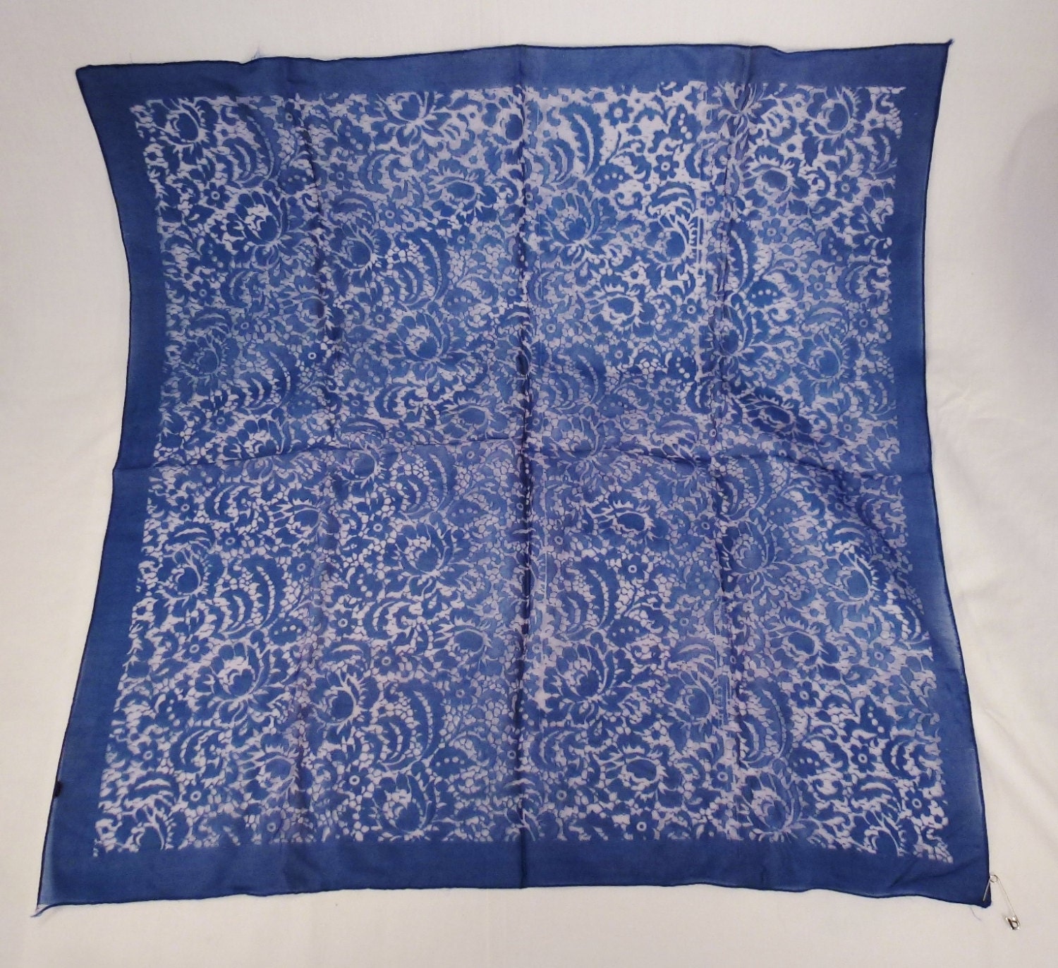 Vintage Lace Gauze Design 1970Er Seidigen Polyester-Bluebrücken 27x26 Zoll Großen Zustand von vintagevasso