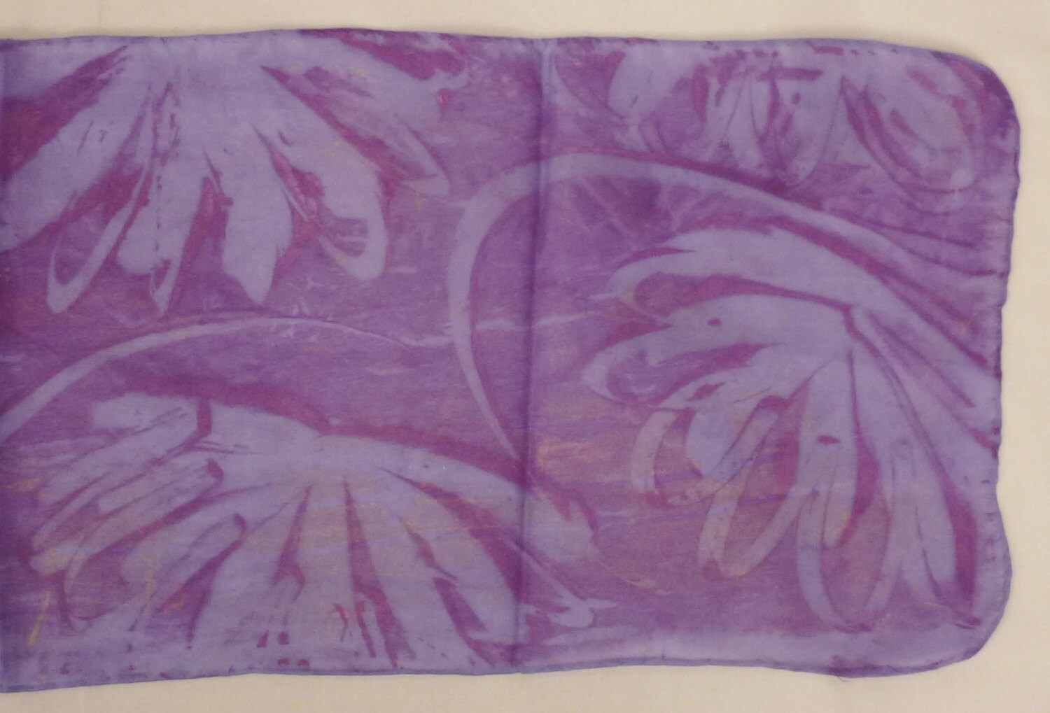 Vintage Scarf Handgefertigte Silk Gaze Laub Tie Dye Lila Lange Hand Gesäumt App 33 X 8 in Gutem Zustand von vintagevasso