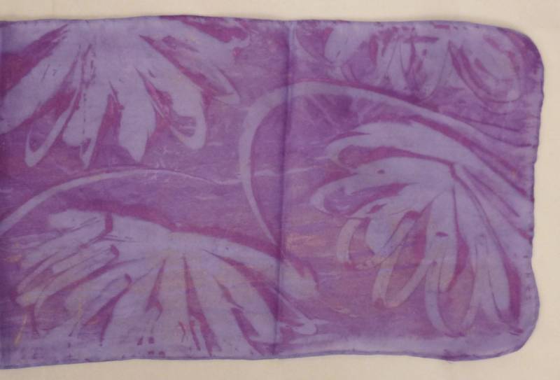 Vintage Scarf Handgefertigte Silk Gaze Laub Tie Dye Lila Lange Hand Gesäumt App 33 X 8 in Gutem Zustand von vintagevasso