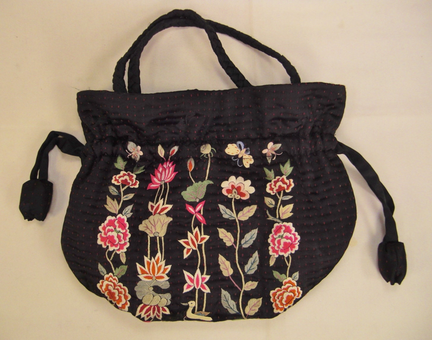 Vintage Seidentasche Täschchen Bestickt Pink Grün Weiß Blumen Schwarz Hintergrund Entenblumen von vintagevasso