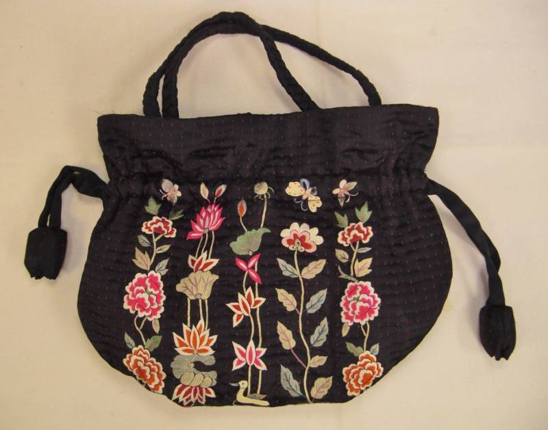 Vintage Seidentasche Täschchen Bestickt Pink Grün Weiß Blumen Schwarz Hintergrund Entenblumen von vintagevasso