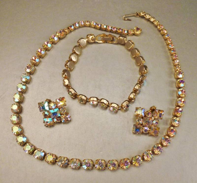 Wedding Parure Braut Set Halskette Armband Und Ohrringe Mit Facettierten Aurora Borealis Perlen Clip Ons Hand Set von vintagevasso