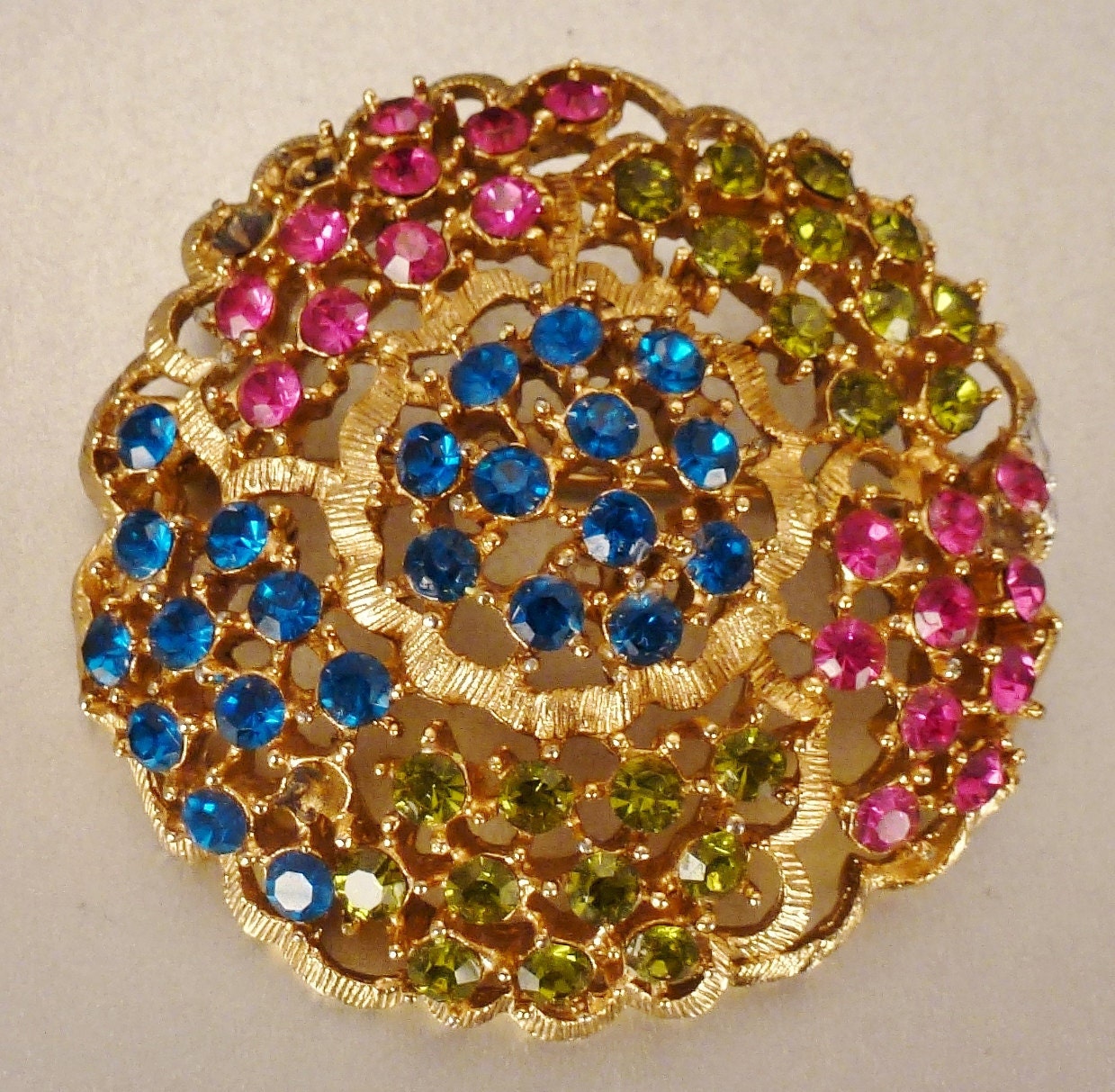 Wunderschöne Blume Brosche Strass Steine Handset Goldton 2 in Durchmesser von vintagevasso