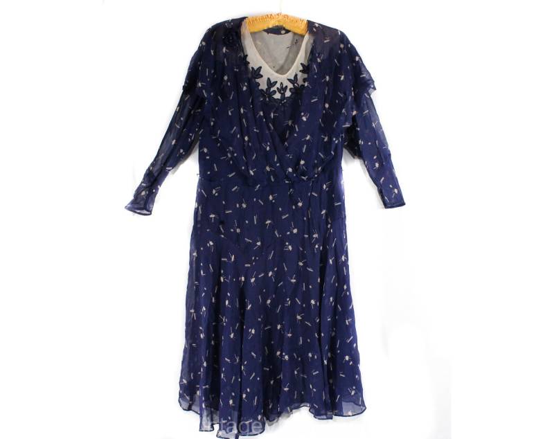 1920Er 30Er Jahre Kleid - Wie Es Ist, Neuheit Druck Seide Blaue & Weiße Deko-Kunst Paletten Kettenstich Blumen Fragile Torn Größe 12 Büste 38 50832 1920Er 30Er Jahre Kleid - Wie Es Ist, Neuheit Druck Seide Blaue & Weiße Deko-Kunst Paletten Kettenstich Blumen Fragile Torn Größe 12 Büste 38 50832 von vintagevixen