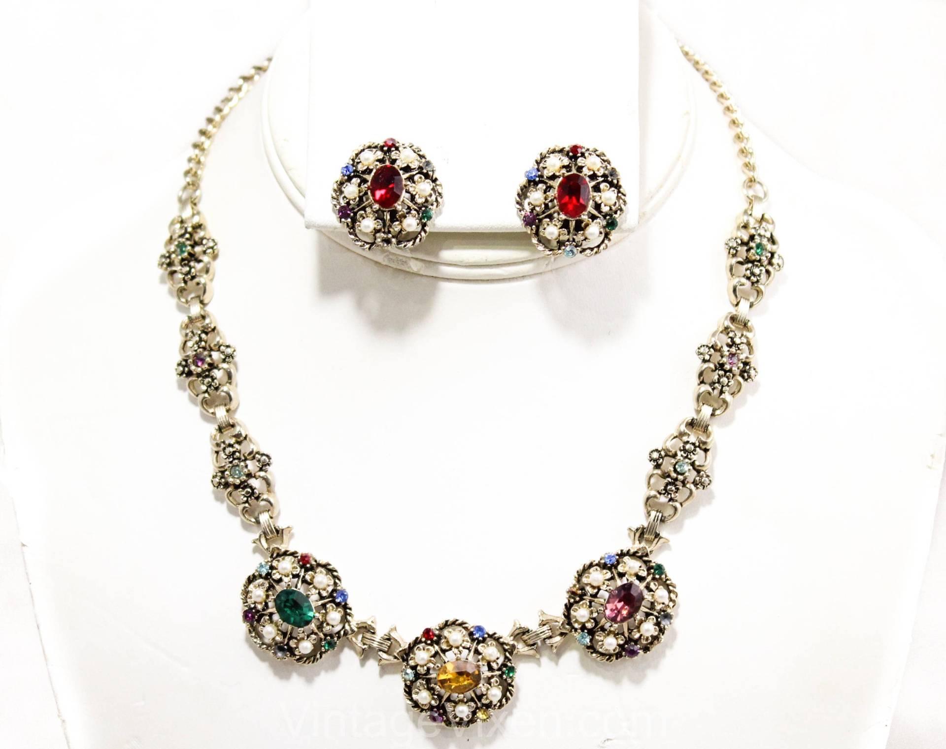 Antike Stil Halskette & Ohrringe - Victorian Look 1950S 1960S Ornate Gold Demi Parure Grün Lila Rot Strasssteine Und Perlen Antike Stil Halskette & Ohrringe - Victorian Look 1950S 1960S Ornate Gold Demi Parure Grün Lila Rot Strasssteine Und Perlen von vintagevixen