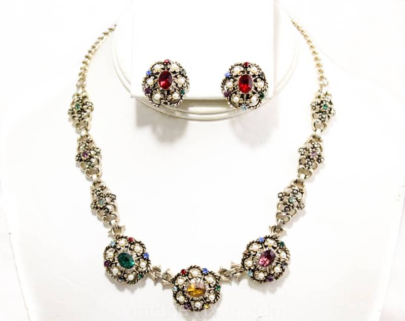 Antike Stil Halskette & Ohrringe - Victorian Look 1950S 1960S Ornate Gold Demi Parure Grün Lila Rot Strasssteine Und Perlen Antike Stil Halskette & Ohrringe - Victorian Look 1950S 1960S Ornate Gold Demi Parure Grün Lila Rot Strasssteine Und Perlen von vintagevixen